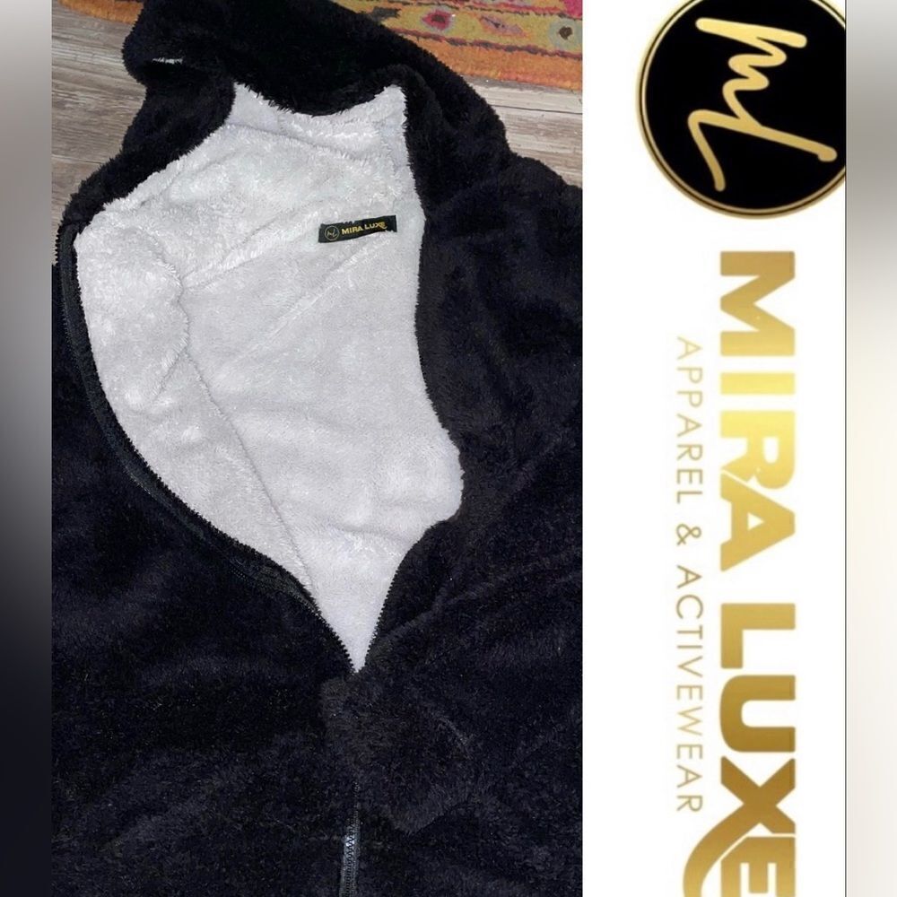 Mira luxe cropped fuzzy Zip-up Jacket featuring 2 front deep pockets sz L